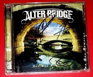Copertina libretto cd autografata Alter Bridge "Un giorno rimane" firmata da tutti, leggi - Foto 1 di 13