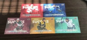 2024-25 Cubierta Superior Novatos Retrospectivos Hockey ÉXITO INICIAL Elige UNA Tarjeta - Imagen 1 de 1