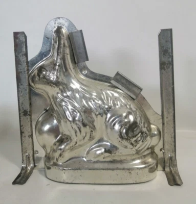 Orig alte BACKFORM HASE aus Weißblech mit Haltern & Klammern - Bild 1 von 3