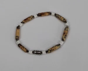 Hawaiian Beaded Shell Bracelet Approximately 7.5 inches long Brown White NWOT - Picture 1 of 4