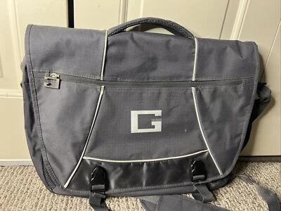 Bolso lateral de bicicleta mensajero grande G gris Guess de colección de los años 2000 Foto 1 de 4