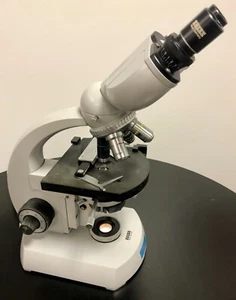 Carl Zeiss Microscope 9901, 47-30-11 w/ 4 Objectives and variable light source - Picture 1 of 16