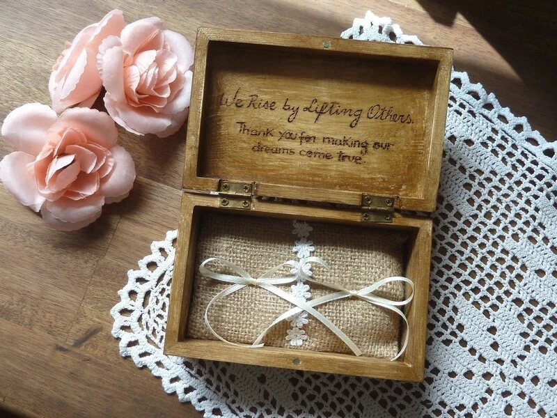 Caja de anillo de boda. Portador de anillos de madera. Personalizado, grabado, rústico rural. Foto 1 de 4