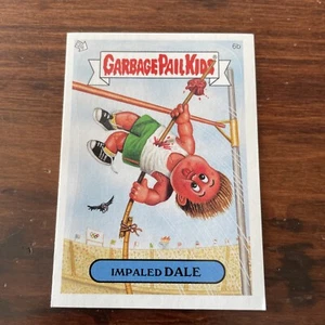 Tarjeta adhesiva Garbage Pail Kids 2005 totalmente nueva serie 4 ANS4 "IMPALED DALE" #6b - Imagen 1 de 4