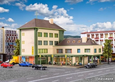 N Vollmer 47724 Bausatz Postamt mit Nebengebäude und Bushaltestelle Neu OVP - Bild 1 von 3