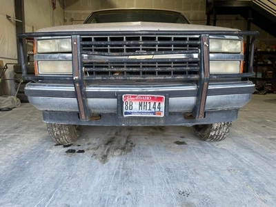 88-98 CT2500 Front Bumper w/o air vent holes; chrome impact strip guards — 第 1/4 张图片