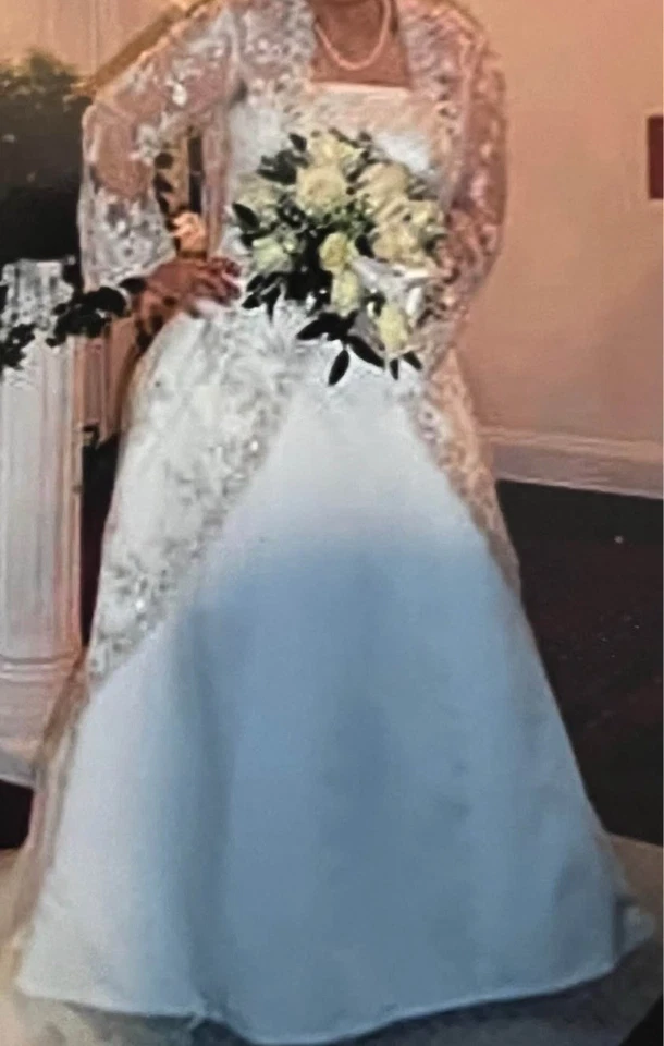 Vestido de noiva David’s cor marfim com renda e capa de contas de pérola.  Tamanho 12 - Imagem 1 de 4