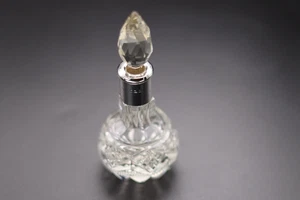 Botella de perfume vintage de vidrio de corte pequeño con cuello plateado con sello Londres 1934 - Imagen 1 de 6