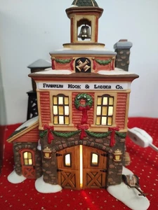 Dept 56 New England Village Series Franklin Hook & Ladder Co Christmas House - Bild 1 von 16