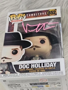 VAL KILMER HANDSIGNIERT DOC HOLLIDAY FUNKO POP! 852 TOMBSTONE MOVIE FIGUR COA 3 - Bild 1 von 12