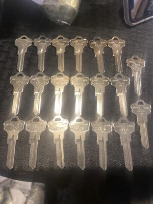 Ilco KW10 Kwikset Titan Key Blanks for 5 And 6 Pin 20 Qty A1176ST - Image 1 of 3
