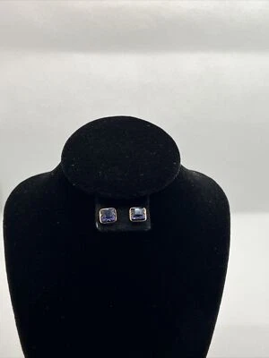 可爱 10K 双色金色 1.66 克拉 Iolite STUD 耳环 (7.5 毫米 x 7.5 毫米) 0.7 克 — 第 1/4 张图片