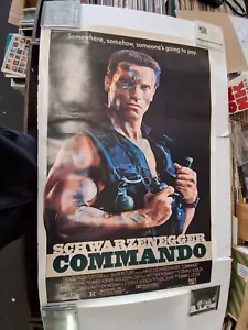 Póster original Arnold Schwarzenegger Commando SIN PLEGAR (aprox: 41" por 26") - Imagen 1 de 2