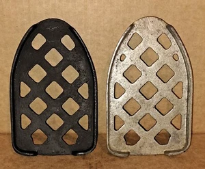 2 Vintage Gusseisen SAD IRON UNTERSETZER Gitter / 3 Bein & 4 Bein - Bild 1 von 3
