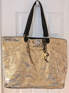 Bolso de Mano Victoria’s Secret Dorado Metálico Brillo Fin de Semana. 21"X14"X8" - Imagen 1 de 12