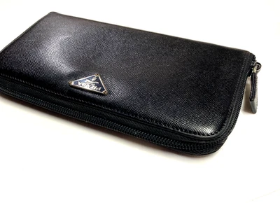 PORTAFOGLIO LUNGO PRADA VINTAGE TRIANGOLO PLACCA ZIP INTORNO PELLE SAFFIANO... - Immagine 1 di 4