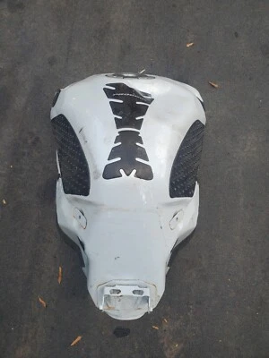 Yamaha YZF R1 2012 tanque de combustible de gasolina dañado Foto 1 de 4