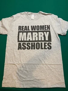 Neuheit T-Shirt echte Frauen heiraten aXXlöcher T-Shirt NEU grau Large Herren - Bild 1 von 4
