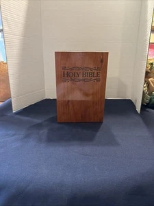 Vintage Holy Bible Remembrance Edition in Cedar Box Case Bible Is Unsigned - Foto 1 di 12
