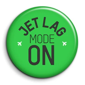 Jet Lag Mode ON - Badge Epingle 38mm Button Pin - Foto 1 di 5