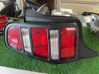 Conjunto de luces traseras Ford Mustang con bombillas LED conductor izquierdo 2010 2011 2012 usado OEM Foto 1 de 4