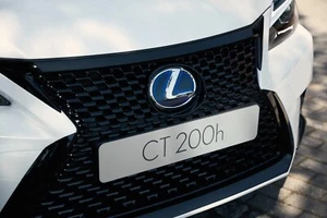 Jeu de 2 moulures de calandre avant noir brillant pour Lexus CT200H 2014-2017 - Photo 1 sur 5
