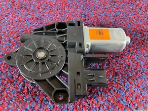 JEEP GRAND CHEROKEE TRACKHAWK 6.2L 11-21 OEM FRONT LEFT DOOR POWER WINDOW MOTOR - Picture 1 of 2