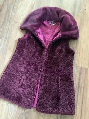 Chaleco abierto de piel sintética borgoña White House Black Market para mujer talla pequeña Foto 1 de 3