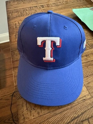 Sombrero trasero Texas Rangers azul con correa Foto 1 de 2
