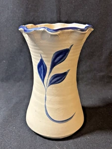 Jarrón de colección WILLIAMSBURG POTTERY esmalte de sal borde con volantes hojas azules hecho a mano - Imagen 1 de 5