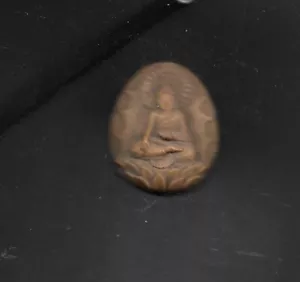 Netsuke, orzech taguana, medytujący Budda na cokole lotosu z aureolami, znak, 47mm - Zdjęcie 1 z 2