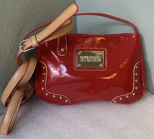  Borsa a tracolla Kenneth Cole Counterpoint rossa con borchie nuova con etichetta .99 asta senza riserva - Foto 1 di 3