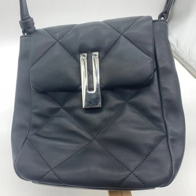 Bolso Bandolera Vince Camuto Mujer Acolchado Cuero Lunteado Color Negro Foto 1 de 4