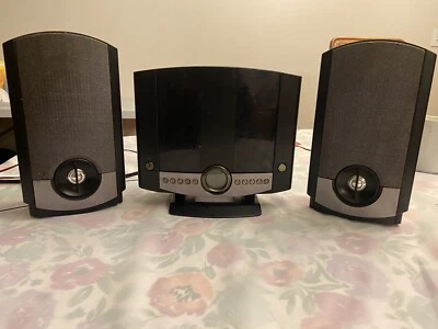 USED AS IS ! PARTS OR REPAIR ONLY ! GPX HM3817DT AM / FM CD PLAYER WITH SPEAKERS - Image 1 of 4