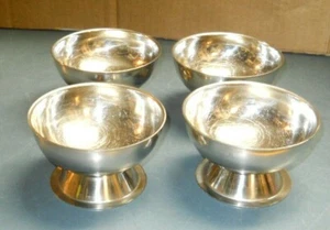 SET BESTEHEND AUS 4 EDELSTAHL EISCREME SONNTAGSSCHALEN MIT FUSS HONGKONG - Bild 1 von 6