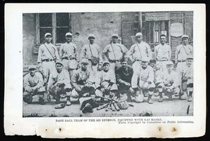 Página de guía de béisbol 1919 - Equipo de béisbol de la 42ª División de la Primera Guerra Mundial de 1918 con máscaras antigás - Imagen 1 de 1