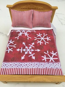 Puppenhaus Miniaturen Tagesdecke Bettdecke Decke mit 2 Kissen Maßstab 1:12 #P159 - Bild 1 von 3