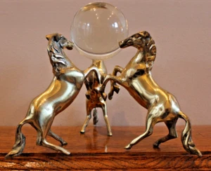 Statuina vintage MCM ottone massiccio 3 cavalli allevamento sfera cristallo metà secolo - Foto 1 di 14