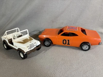 1:24 Vintage 1980 Duchi di Pericolo Plastica DAISY DUKE JEEP e Pop Up Top GENERAL LEE - Immagine 1 di 4