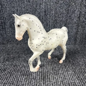 Breyer Let's Go Riding Leopardo Inglés Appaloosa Plutón Caballo Blanco 2014-2017 - Imagen 1 de 4
