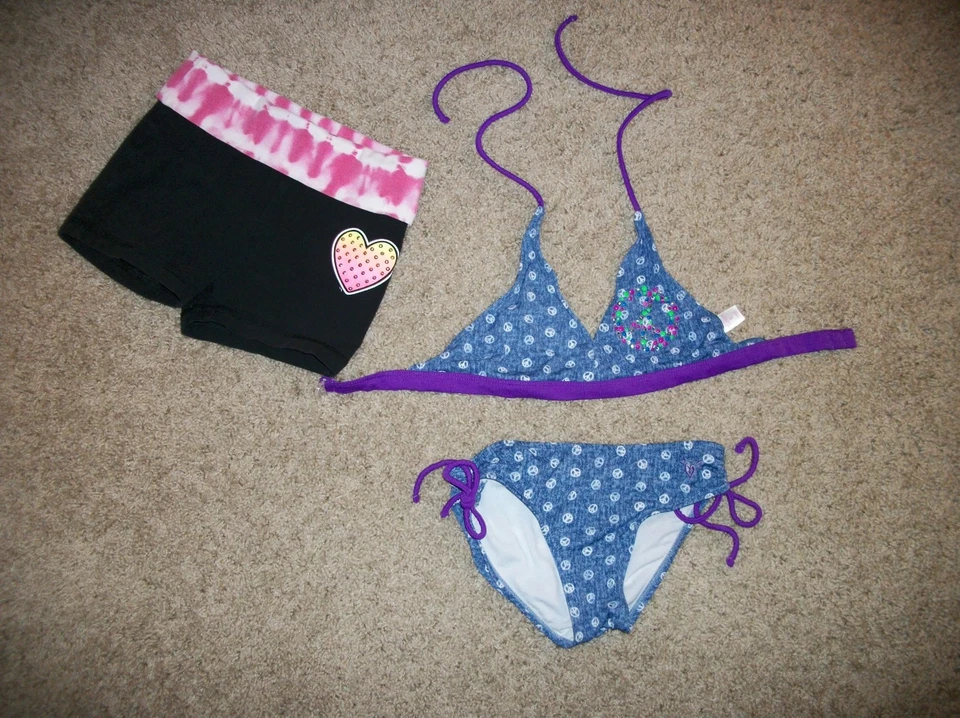 LOTE JUSTICIA NIÑAS TRAJE DE BAÑO PAZ AZUL Y PANTALONES CORTOS CORAZÓN NEGRO TALLA 6 Foto 1 de 1
