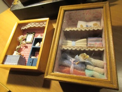 Anciens meubles de Poupée armoires avec linge à l'intérieur et Poteries TBE - Photo 1/4