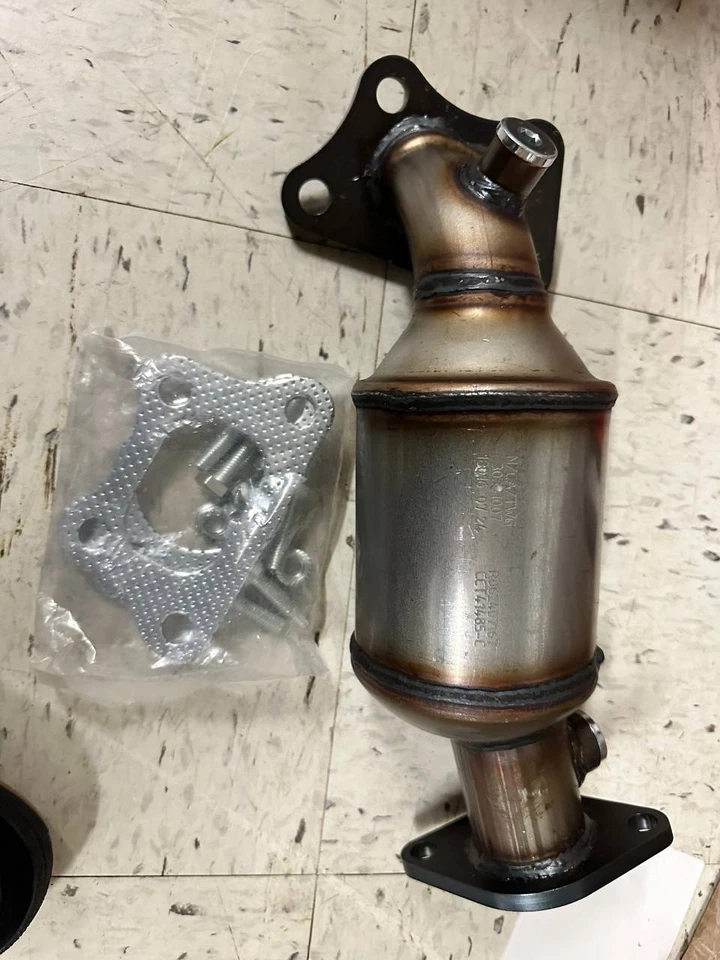 A-Premium Catalytic Converter Front for Cadillac SRX 2010-2016 Saab 9-4X 2011 - Image 1 of 3