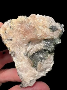 Clinoclore and Diopside, King Beaver Mine, Quebec. - Picture 1 of 4