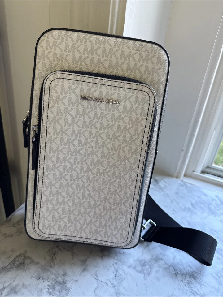 Mochila Bandolera Michael Kors Sling Pack BLANCA MK Logo Unisex Foto 1 de 4