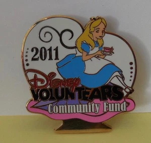 Spilla Disney DLR Disneyland Volontari 2011 Fondo Comunità Alice con Spilla Tazza da Tè - Foto 1 di 3
