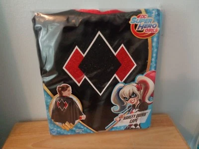 NUEVO DC SUPERHÉROE NIÑAS HARLEY QUINN ESCUADRÓN SUICIDA JUGAR CAPA DE VESTIR Disfraz Foto 1 de 4