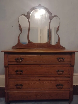 Venta inmobiliaria cómoda antigua 3 cajones con espejo Foto 1 de 4