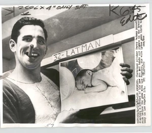 CLEVELAND BASEBALL Pitcher BARRY LATMAN & Son Pic VINTAGE 1963 Press Photo - Picture 1 of 2