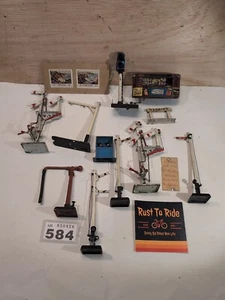 Hornby Dublo, Crescent Signals Lights And Bits For Model Railway OO Gauge #584 - Picture 1 of 15
